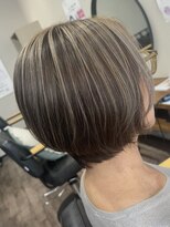 トゥルートラストトロワー 須玉店(True Trust trois)&nbsp;おしゃれな大人の大人ハイライト ショートボブ 白髪ぼかし