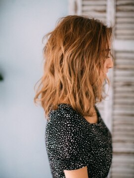 ヘアアンドリラクゼーション シャッセ(Hair&Relaxation SASE) 重ためセンターパート