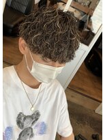 リヴ オオサカ(LIV OSAKA)&nbsp;波巻きスパイラルパーマハイライト刈り上げマッシュツーブロック