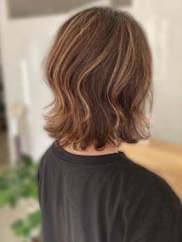 キュウヘアー(KYUU HAIR)の写真/白髪は”隠す”から【生かす】へ。オーガニックを超えた無害化カラーや白髪染め×ハイライトであなた好みに