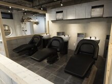 ベイス トリートメント専門店(BASE)の雰囲気（フルフラットで快適なシャンプー台。セット面から見えません。）