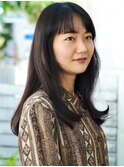 厚めな前髪と重めなレングスがポイントの７０年代スタイルヘアー