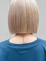 サクラ オモテサンドウ(SAKURA) 切りっぱなしボブ×ハイトーンホワイトブロンド/タッセルボブ