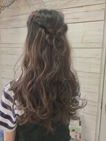 モニファ(Monifa)&nbsp;ナチュラルにヘアーアレンジ
