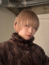 【ミニマルショート】ブロンドベージュのコンパクトマッシュ