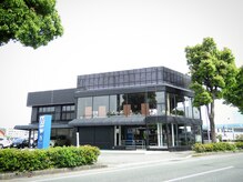 東バイパス北バイパス交差点近く東バイパス沿いの黒い建物です。