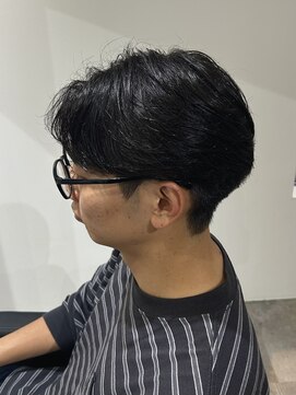 ヒュイル バイ ニアウ(Hwyl by Niau) センターパートメンズカットパーマニュアンスパーマスパイラル