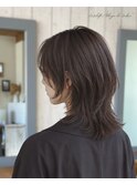 こなれ感が出る、ダークグレージュのウルフミディ
