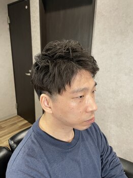 ジェンシス(GENSIS)の写真/＜理容室＞大人のための上質空間でON/OFF決まる好印象スタイル。毎日のスタイリングも簡単に◎