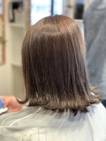 トリビュート(Tribeaut) 切りっぱなしボブの外ハネスタイル＆グレージュカラー