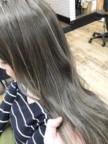 スリー(THREE)&nbsp;ホワイト系ハイライトグレージュ