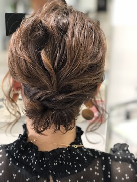 アドール オブ ヘアー ADORE OF HAIR ギリギリシニヨンスタイル