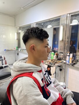 メリケンバーバーショップ フクオカ(MERICAN BARBERSHOP FUK) かき上げヘアショートレイアーくせ毛風パーマコンマヘアS112