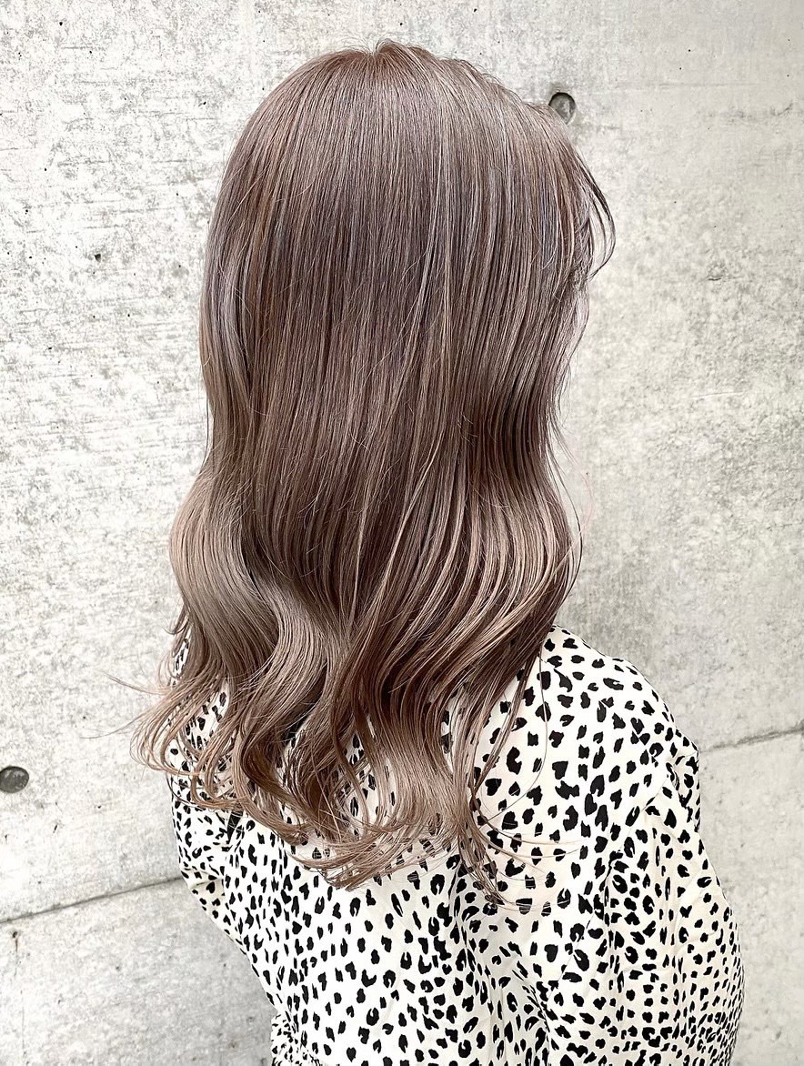 ロジッタ(ROJITHA)&nbsp;【ROJITHA原宿表参道】ミルクティーグレージュ×ゆる巻きミディ