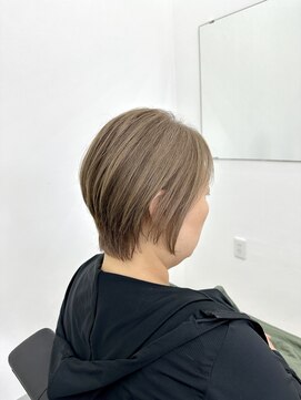 シロ マイナス5歳見え脱白髪染めショートボブ