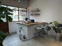 シュリー(SRee)の雰囲気（こだわりのカウンターと植物のある店内）