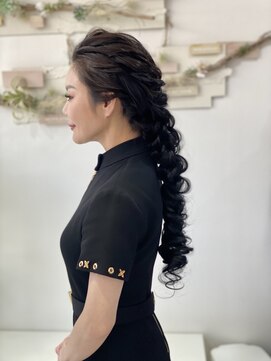 ヘアセットサロンエッジ(Edge) 1日だけショートヘアからスーパーロングな編み下ろしに変身！