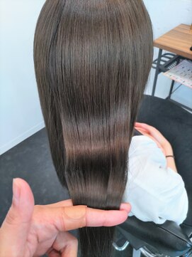 エスカーラ 町田(THE ESCALA) 斜めバング/グレージュカラー/シルキーベージュ［町田駅］