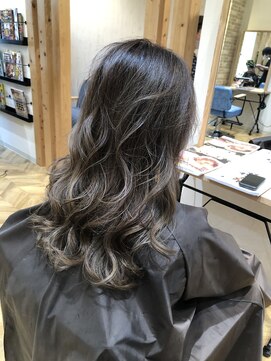 シャッター(Shutter) グレージュセミロング