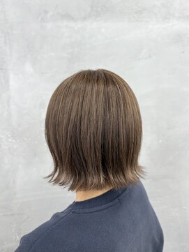 ニフティ(nifty) ぱつっと外はねボブくすみベージュ