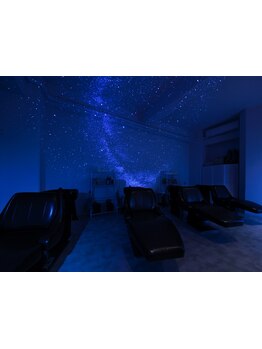 【口コミ多数☆女性stylistが多い】≪プラネタリウムの非日常空間×フルフラットシャンプー台≫