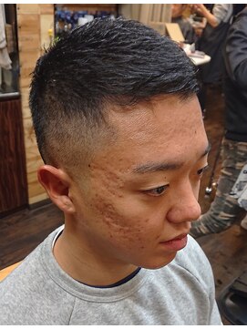 カットハウスリバー(CUT HOUSE River) スキンフェード・トップやや残し。