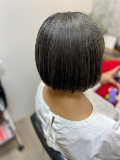 ショートヘア小顔ショートボブアッシュベージュ