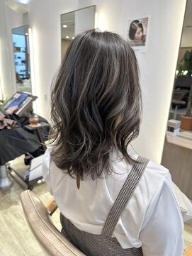 エム バイ ブローチェ(em by BROCHE) 立体感◎グレージュハイライトカラー【ブリーチ/アッシュ系】