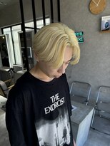 ムード カナザワ(mood kanazawa)&nbsp;金髪リバースセンターパート刈り上げマッシュ