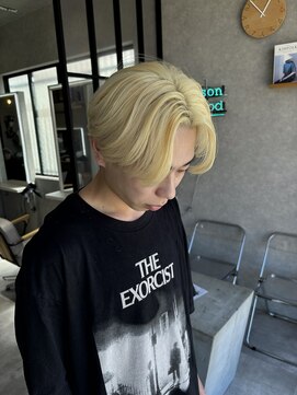 ムード カナザワ(mood kanazawa) 金髪リバースセンターパート刈り上げマッシュ