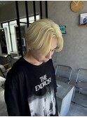 金髪リバースセンターパート刈り上げマッシュ