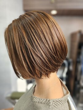 柔らかさと立体感が際立つ大人ボブ