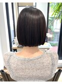 顎下切りっぱなし内巻きボブ