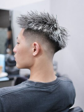 スラッシュ(SLASH) ツイストパーマ/短髪/ホワイトメッシュ/スキンフェード/姫路