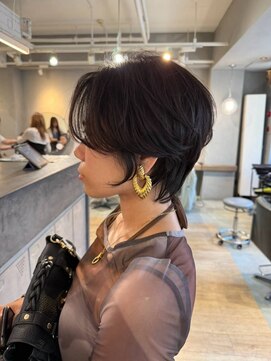 シーン バイ ラッド(SCENE by RAD) 大人可愛いレイヤーショートで小顔魅せヘアショートボブ艶感