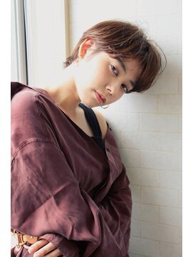 ヘアメイク シュシュ(Hair make chou chou) センターパートクールショートボブルフハイライトカラー