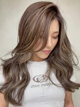 《ハイライト》　－陰影学を元に毛先まで立体的に見せる３Ｄハイライトも◎　－　