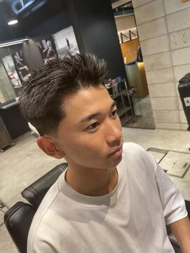 フランクスバーバー アンド ビアークラブ(FRANK'S BARBER and BEER CLUB) 刈り上げセンターパート/フェザーパーマ/サーフカール/有楽町