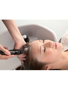 髪の綺麗は地肌から！炭酸泉を使用したソーダスパで地肌の汚れを除去♪驚きの艶、手触りを体験して下さい♪