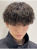 黒髪刈り上げマッシュ2ブロック波巻きスパイラルパーマショート