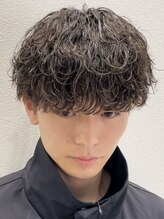 オーシャントーキョーセンダイ(OCEAN TOKYO SENDAI) 黒髪刈り上げマッシュ2ブロック波巻きスパイラルパーマショート