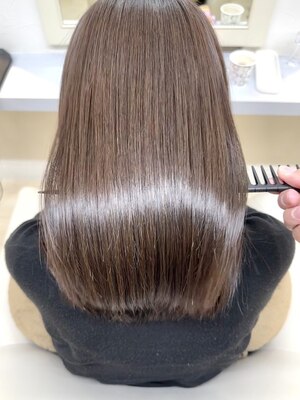 こだわりのストレート技術とカット技術で、自然な艶も再現しながら朝のヘアセットが楽になるスタイルへ◇