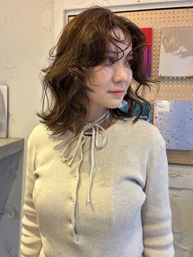 ルーム(Loom.) フェイスレイヤー ミディアムカール 透明感オリーブカラー