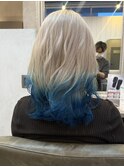 ハイトーンホワイトブロンド×ブルー裾カラーレイヤーカット