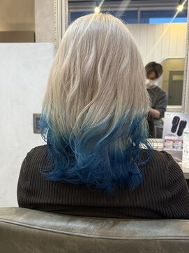シェル 津山の手店(shel) ハイトーンホワイトブロンド×ブルー裾カラーレイヤーカット