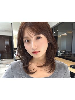 透明感のある白髪染めで上品な大人女性を演出[レイヤーカット/顔周り/前髪カット/髪質改善トリートメント]