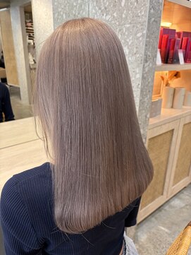 サンク 原宿 表参道(cinq) ミルクティーグレージュ顔まわりレイヤーワイドバングリタッチ