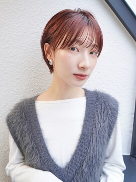 前髪あり耳掛けのショートヘアボルドーカラー