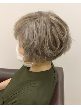 アフロディーテ 泉中央店(Aphrodite) エレガントに魅せるグレーハイライト