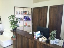 アーツヘアー東与賀店の雰囲気(木のぬくもりを感じる店内)